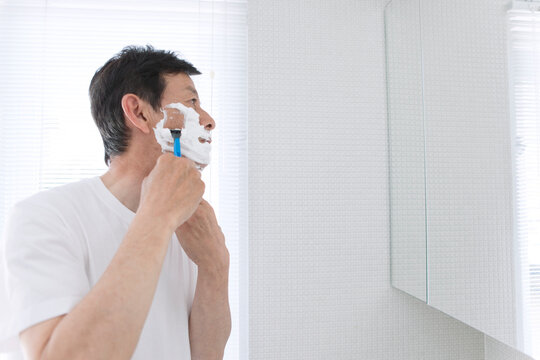 髭を剃る中高年男性