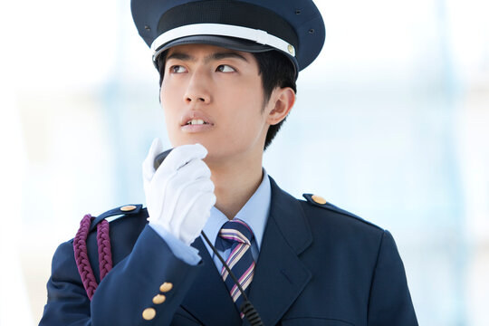 無線で連絡する警備員