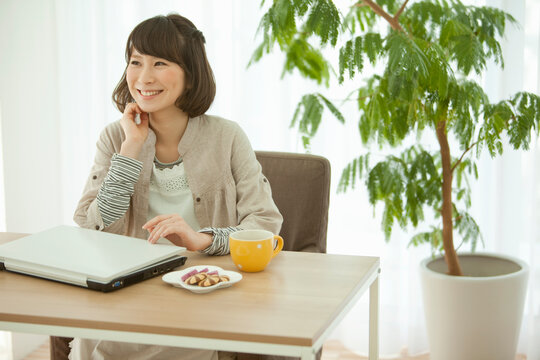 ティータイム中の笑顔の女性