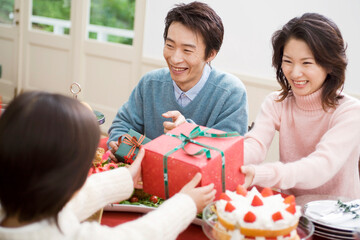 子供にプレゼントをあげる両親