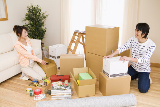 引越し作業をする若夫婦