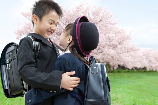 桜と笑顔の子供たち