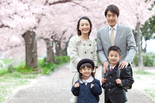 桜と笑顔の4人家族
