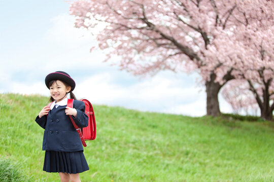 桜と笑顔の女の子