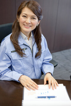 作業服を着た笑顔の女性