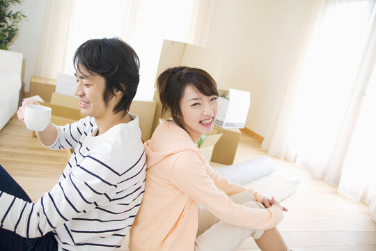 引越し作業中に休憩する若夫婦