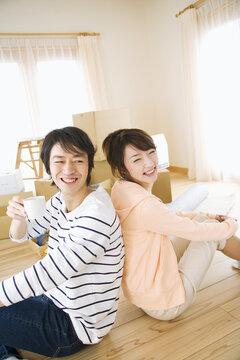 引越し作業中に休憩する若夫婦
