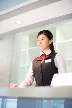 受付の女性