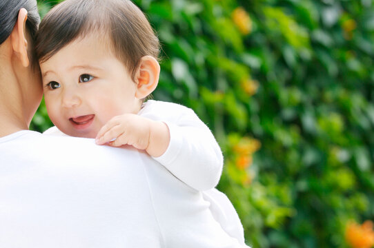 赤ちゃんを抱っこする母親