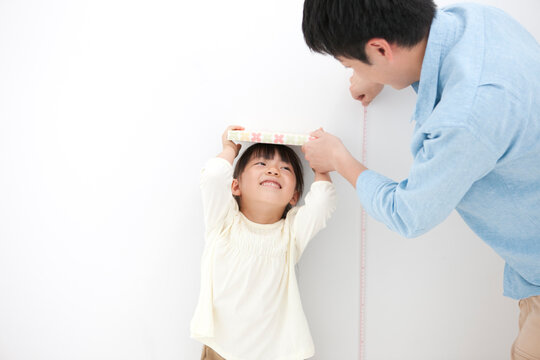身長を測る親子