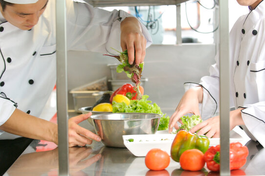 調理をするコック2人