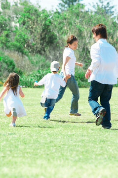 芝生を走る家族