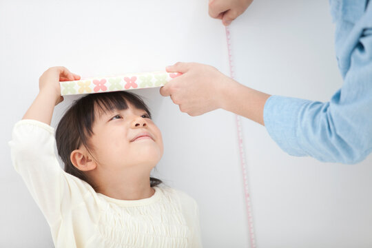 身長を測る親子