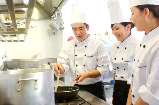 調理をするコック3人