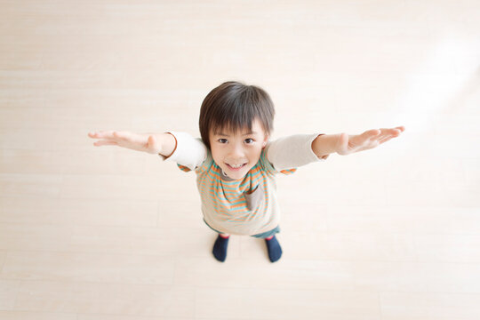 手を上げる男の子
