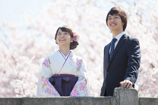 桜と笑顔の大学生2人