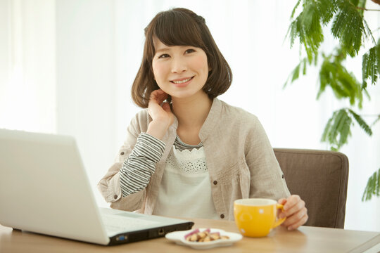 ティータイム中の笑顔の女性