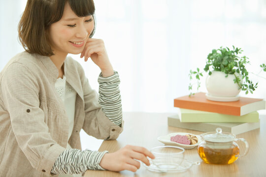 ティータイム中の女性