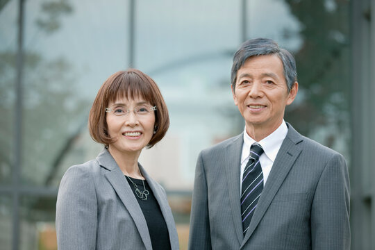 中高年ビジネスマンとビジネスウーマンのポートレート