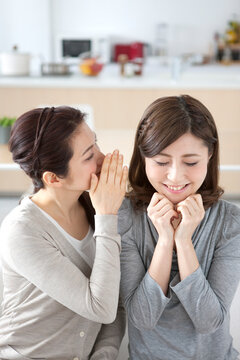 内緒話をする女性2人