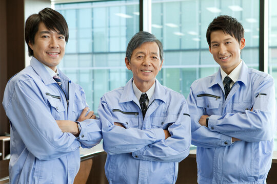 作業服を着た男性3人のポートレート
