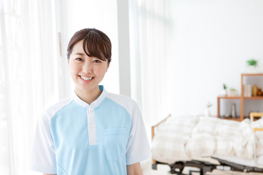 笑顔の女性介護士