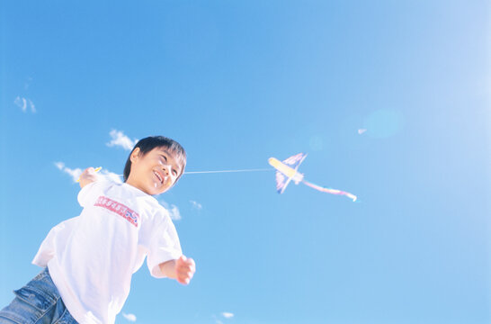 凧揚げをする男の子