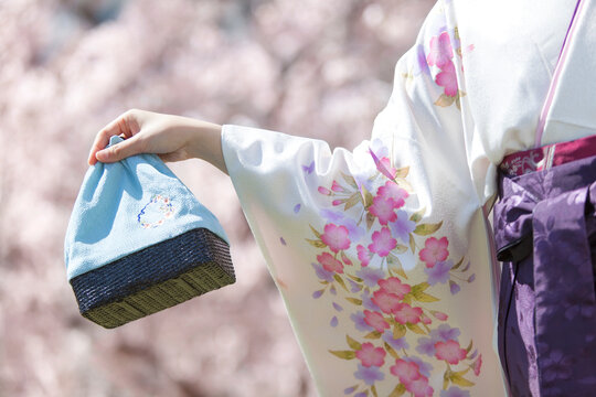 巾着を持つ女子大生の手元