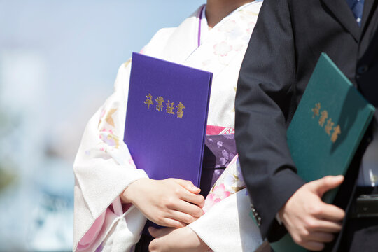 卒業証書を持つ大学生の手元
