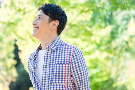 見上げる笑顔の男性
