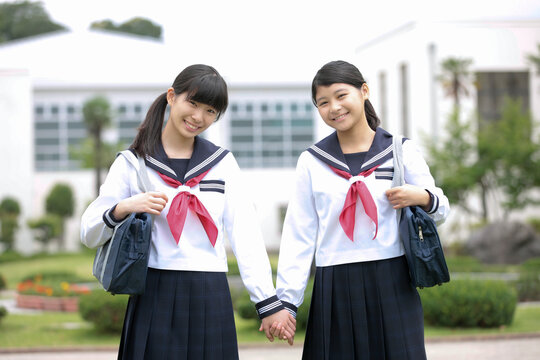 手をつなぐ女子校生2人