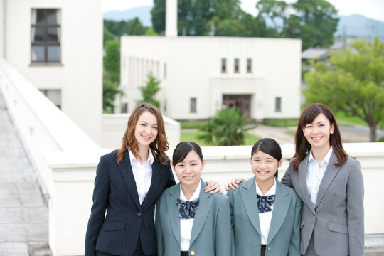 笑顔の女子校生と先生