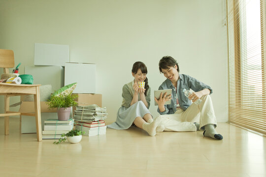 タブレットPCを見るカップル