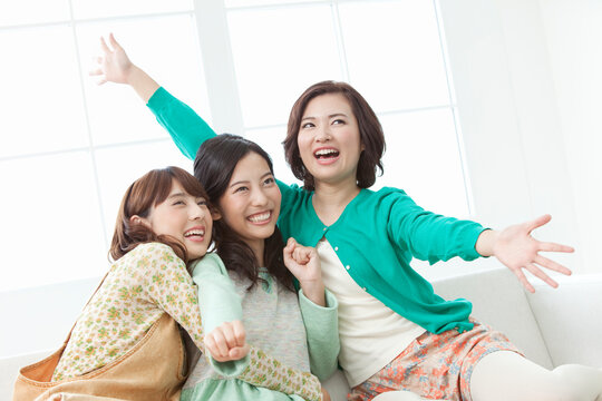 はしゃぐ女性3人