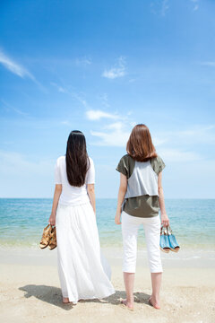 海辺にいる女性2人