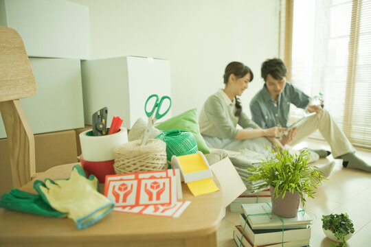 引っ越し道具とカップル