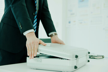 アタッシュケースを持つビジネスマン