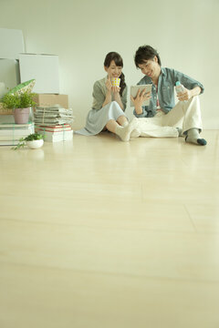 タブレットPCを見るカップル