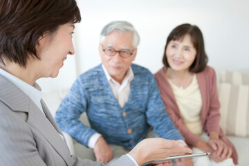 説明をするビジネスウーマン