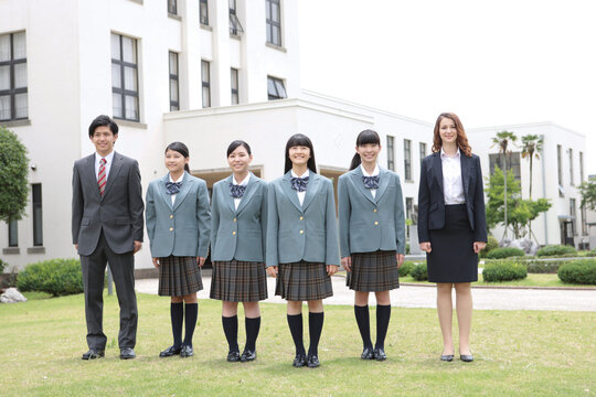笑顔の女子校生と先生