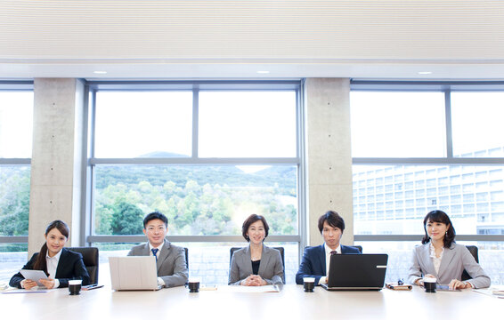 会議をするビジネスグループ5人