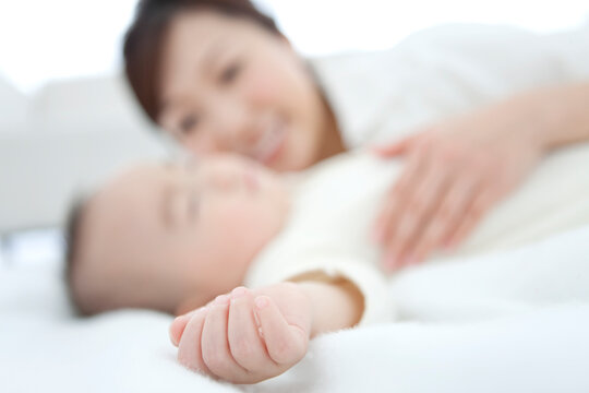 寝ている赤ちゃんと母親