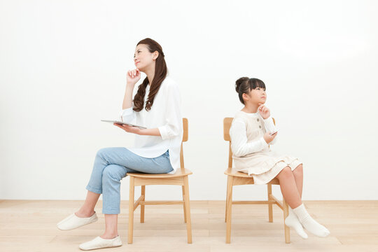 タブレットPC等を持つ母娘