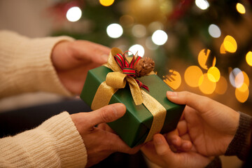 クリスマスプレゼント渡すカップルの手元