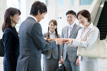 名刺交換をするビジネスグループ5人