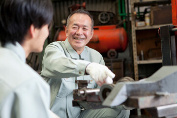 指差す作業者2人