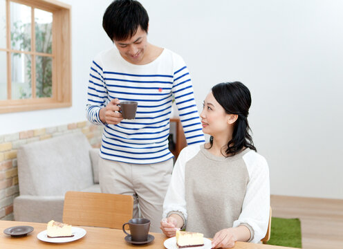 ティータイムを楽しむ夫婦
