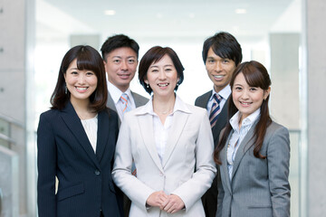 笑顔のビジネスグループ5人