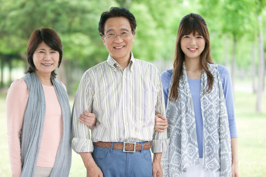 笑顔の3人家族