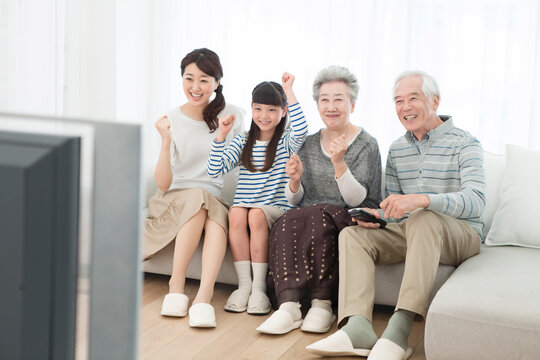 テレビを見る3世代家族